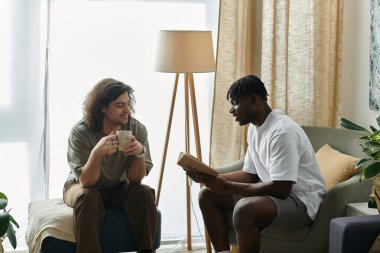 Bir çift evde bir anı paylaşıyor, birbirlerinde çay içip kitap okuyup eğleniyorlar..