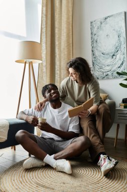 Sevgi dolu bir çift yerde oturup, sıcaklığı ve kahkahayı paylaşırken birbirlerini seviyorlar..