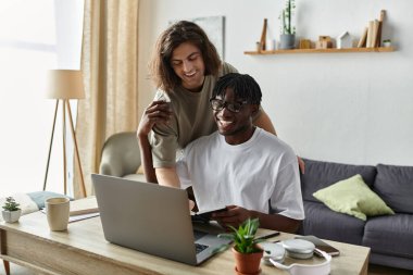 İki ortak, evde birlikte çalışırken neşe ve bağla dolu kaliteli zaman geçirirler..