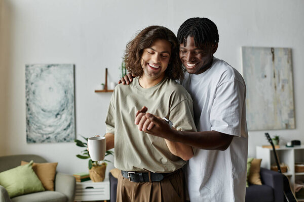 Два партнера тепло обнимаются, смеются и делятся значимыми моментами, наслаждаясь кофе.