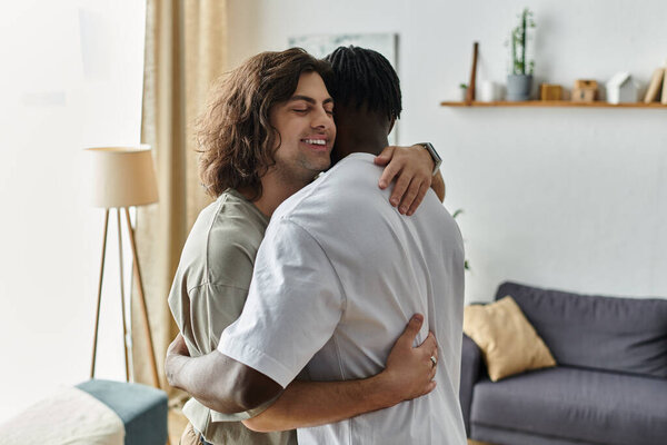 Двое мужчин разделяют теплые, любящие объятия, наслаждаясь спокойным моментом в их комфортном жизненном пространстве.