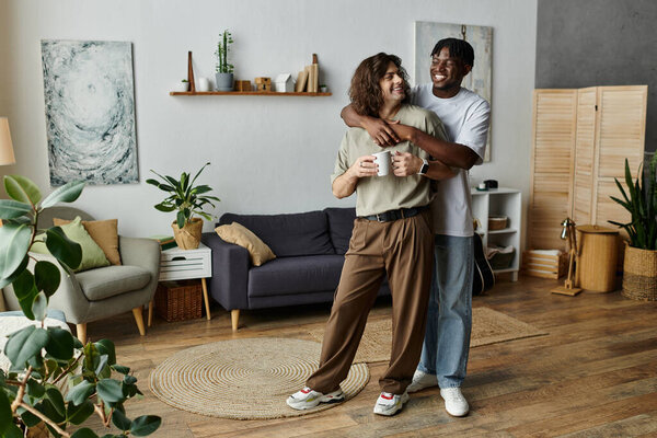 Счастливая пара тепло обнимается дома, делясь любовью и чашками кофе в уютной обстановке.