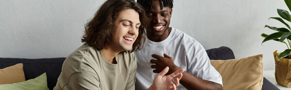 Два партнера обнимают счастье, смех и любовь, наслаждаясь друг другом.