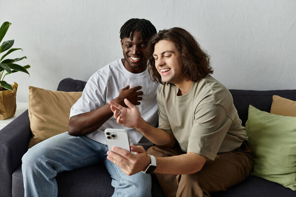 Два партнера разделяют радостный, уютный момент вместе в своей гостиной.