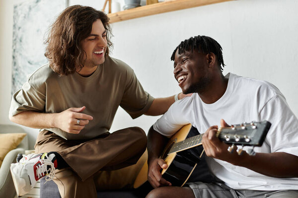 Два партнера делятся смехом и музыкой, расслабляясь в уютном доме.