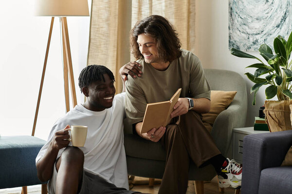 Радостный момент разворачивается, когда два партнера наслаждаются друг другом и хорошей книгой.