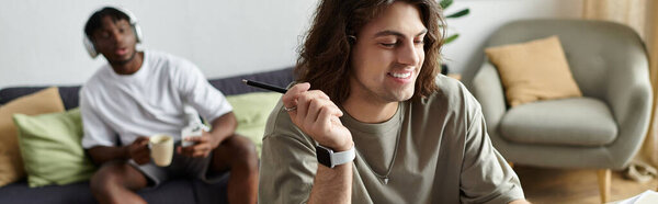 Два партнера разделяют теплый момент дома, со смехом и уютным досугом вместе.