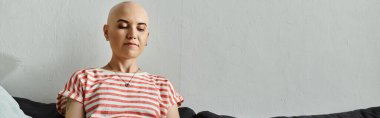 Alopecia hastası genç bir kadın rahatça oturur, kendine güven ve sakinlik saçar..