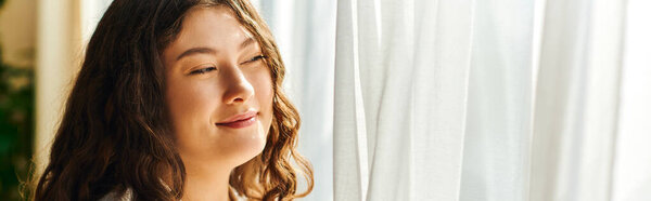 Излучающее тепло, молодая красивая плюс размер женщина наслаждается мирным моментом дома.