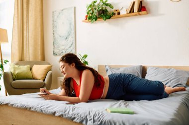 Genç bir kadın yatağında uzanıyor. Etrafı şık ve rahatlatıcı bir mekanla çevriliyken telefonuyla meşgul..