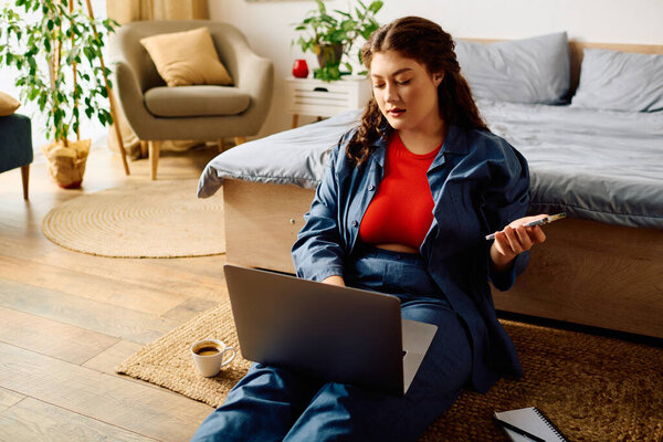 Молодая женщина плюс размер наслаждается своим уютным домом, занимаясь с ноутбуком, держа напиток, в окружении растений.