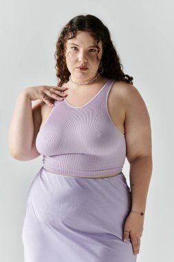 Kendine güvenen bir kadın, güzelliğini bir leylak elbisesinde sergiler. Zarafet ve zarafet saçar..