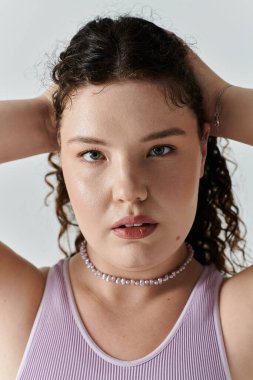 Çarpıcı ve büyük bir model, dikkatleri rafine bir pozla çeker ve kendine güveni yayar..