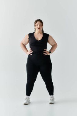 Zarif ve cüsseli bir kadın kendine güvenen bir şekilde duruyor güzelliğini ve gücünü sergiliyor..