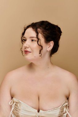 Güzel ve iri bir kadın zarafetini yumuşak bukleler ve sakin bir ifadeyle sergiliyor..