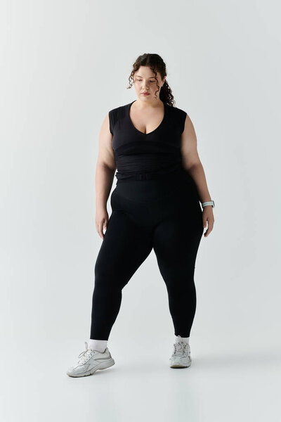 Красивая женщина обладает уникальным чувством моды и уверенностью в своем наряде.