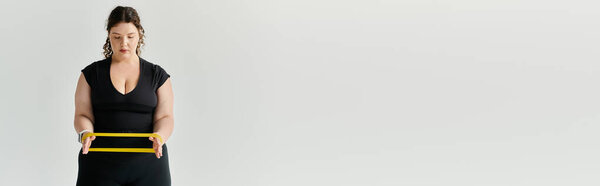 Красивая женщина plus size испускает свет, уверенно держа желтую рамку.