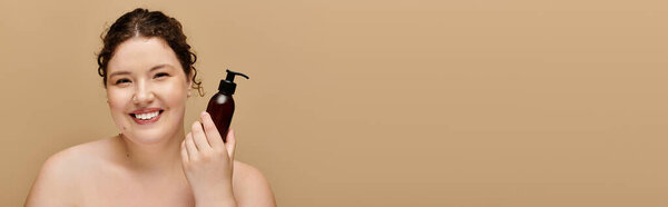 Сияющая женщина плюс размер наслаждается своей рутиной кожи, грациозно улыбаясь в камеру.