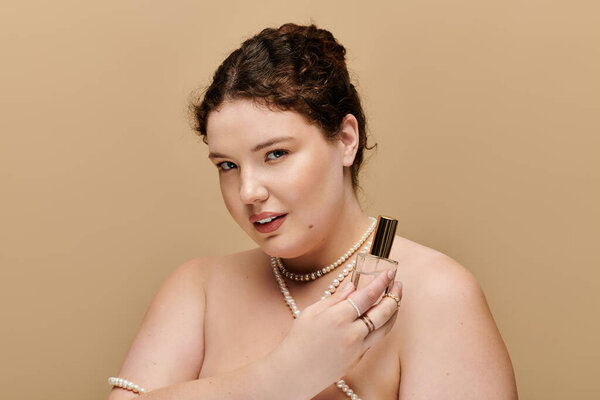 Уверенный плюс размер женщина подчеркивает ее элегантность, демонстрируя косметические продукты с изяществом.