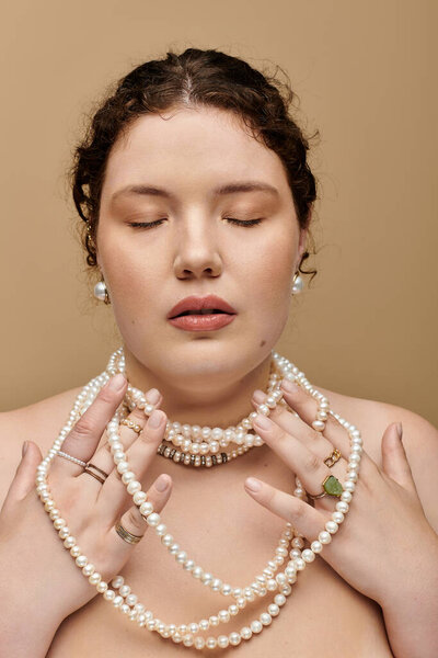 Красивая плюс размер женщина нежно обнимает нити жемчуга, излучающие элегантность и уверенность.