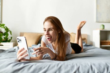 Sıcak bir yatak odasında, genç bir kadın telefonuyla bağlantı kuruyor, iştahsızlıktan kurtulma sürecini paylaşıyor..