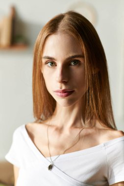 Yeme bozukluğu olan genç bir kadın evde eğleniyor.