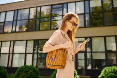 Gülümseyen genç bir kadın günlük yaşamını dışarıda sürdürüyor. Güneşi ve çevresindekileri neşeyle kucaklıyor..