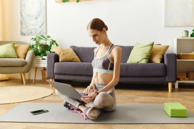 İştahsızlığı olan genç bir kadın huzurlu bir ev ortamında yoga ve beslenme yönetimi yapıyor ve sağlığa odaklanıyor..