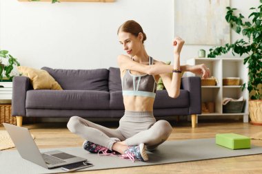 İştahsızlığı olan kararlı genç bir kadın evde egzersiz yapıyor, sağlık ve spor rutinine odaklanıyor..