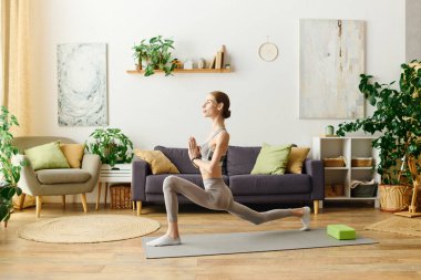 Huzurlu bir yaşam alanında anoreksisi olan genç bir kadın, fiziksel ve zihinsel sağlığına odaklanarak yoga pratiği yapar..