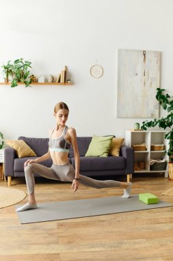 İştahsızlığı olan genç bir kadın evde yoğun bir yoga seansına katılır ve sağlık ve zindelik yolculuğunu vurgular..