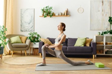 Huzurlu bir yaşam alanında, iştahsızlığı olan genç bir kadın esneme egzersizi yapar, sağlığına olan bağlılığını yansıtır..