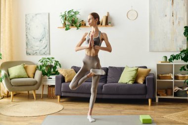 İştahsızlığı olan genç bir kadın evde sabah yogasına çıkar ve sağlık ve kendine bakımı için yaptığı yolculuğun altını çizer..