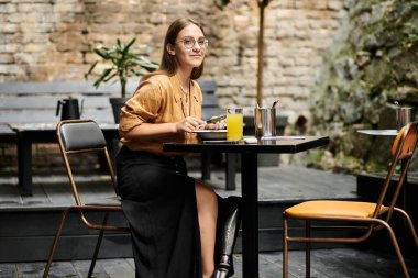 Genç bir kadın rahat bir kafede rahatlar, yemeğinin tadını çıkarırken kendine güvenerek eşsiz yaşam tarzını benimser..