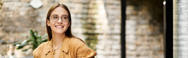 Веселая молодая женщина, улыбающаяся в уютном кафе, с позитивностью принимающая свой повседневный образ жизни.