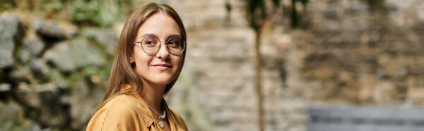 В оживленном кафе молодая женщина потягивает кофе.