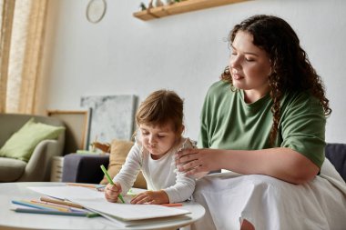 Sevgi dolu bir anne, kızını eğlenceli bir sanat etkinliği için cesaretlendirir..