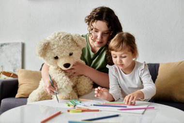 Bir anne ve kızı mutlu bir şekilde renkli malzemelerle sanat yaratıyorlar..