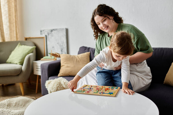 Радостный момент разворачивается, как мама и ее дочь занимаются игривой деятельностью в уютный день.