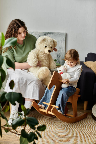 Мать и дочь делят время, окруженные мягкими игрушками и теплой атмосферой.