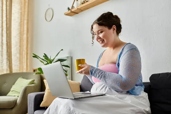 stock image Dark haired plus size woman in casual attire enjoys a relaxed day at home.