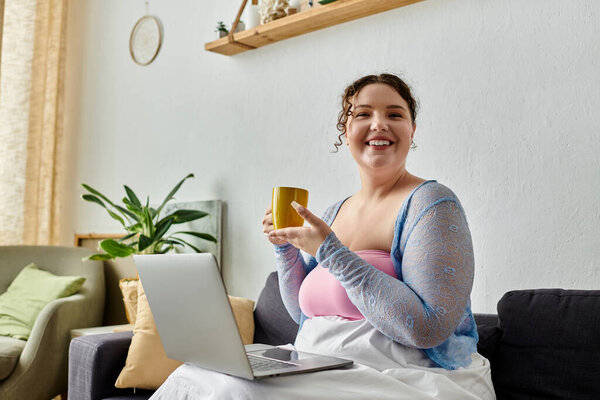 Радостный плюс размер женщины в повседневной одежде наслаждается расслабленным днем дома.