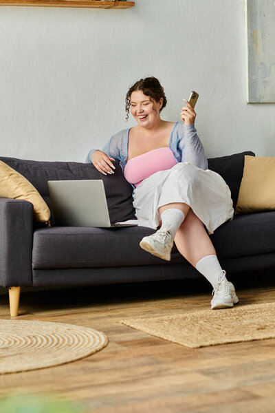 Красивая молодая женщина в уютной домашней одежде наслаждается расслабленным днем дома.