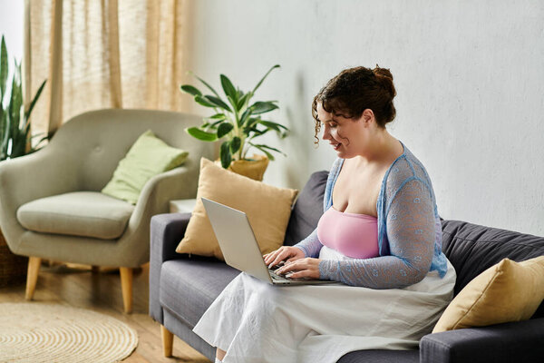 Элегантная молодая женщина в уютной домашней одежде наслаждается спокойным днем дома.