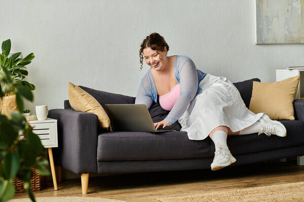 Веселая молодая женщина в уютной домашней одежде наслаждается спокойным днем дома.