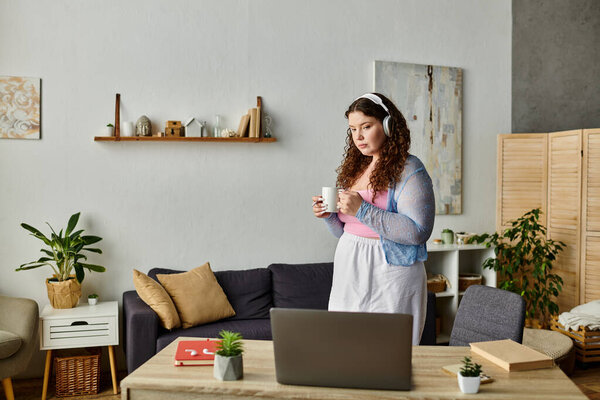 Расслабленная женщина с вьющимися волосами удобный живой наряд дома.