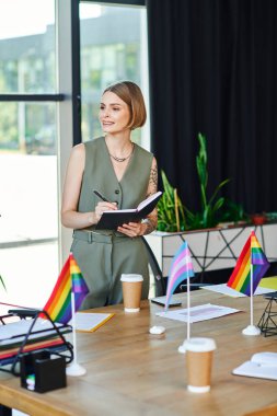 İşteki kadın, LGBT topluluğuna destek veriyor..