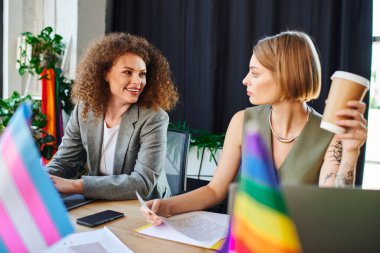İki meslektaş, LGBTQ 'nun iş yerlerindeki gururunu vurgulayarak canlı bir tartışmaya giriştiler..
