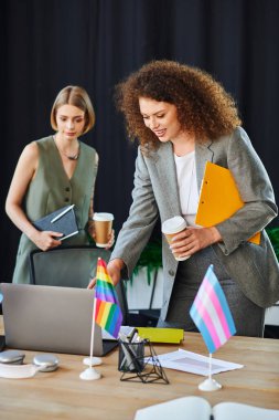 İki hevesli iş arkadaşı fikir alışverişinde bulunurken, LGBTQ toplumunu çalışma alanlarında destekliyorlar..