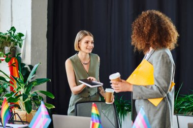 İş arkadaşları LGBTQ topluluğuna desteklerini göstermek için canlı bir tartışmaya giriştiler..